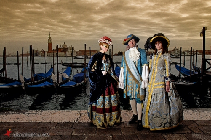 Cerimonia simbolica in costume nella laguna di Venezia tra Lubov & Aleksandr
