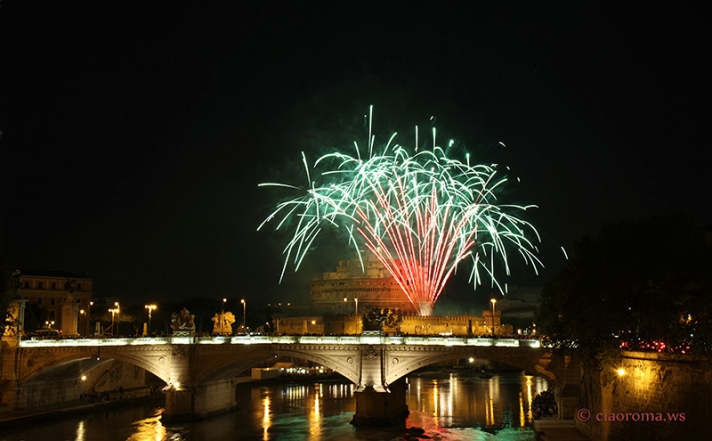La Girandola di Castel Sant'Angelo, le spettacolari foto dei fuochi d'artificio